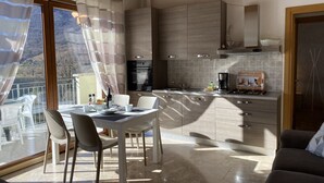Una cocina moderna con comedor, ventanas amplias y vistas al exterior.