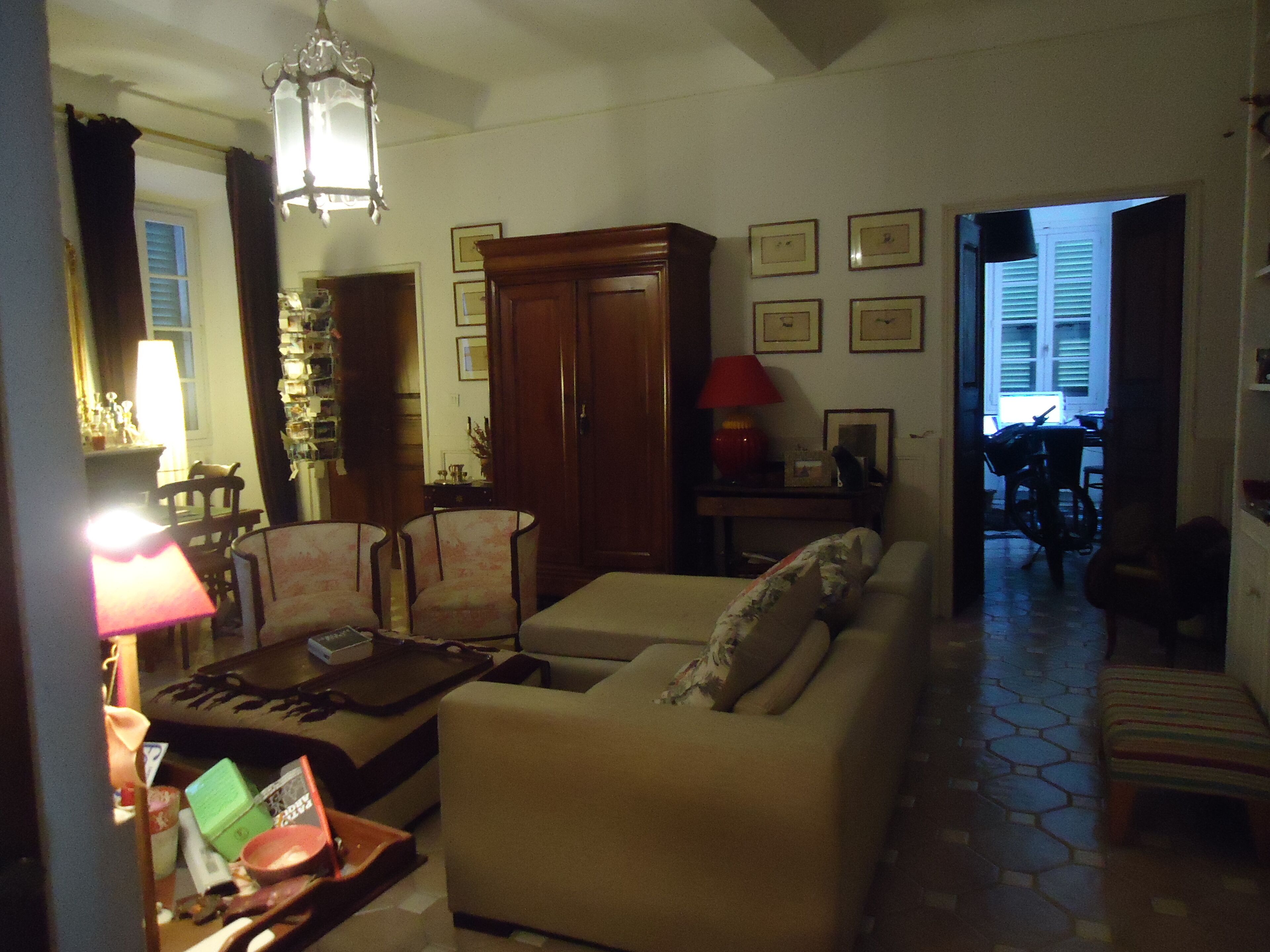 Télévision, lecteur de DVD, livres, médiathèque