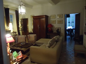 Fernseher, DVD-Player, Bücher, Musikbibliothek