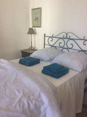 3 bedrooms, in-room safe, iron/ironing board, travel cot