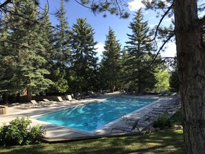 Piscina all'aperto, una piscina riscaldata