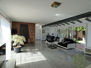 Interior - Villa on the canal with pool, 1300 sqm of land, 5 bedrooms, 5 bathrooms, garage (Empuriabrava)