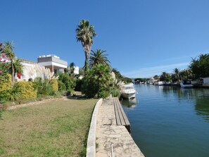 Marina - Villa on the canal with pool, 1300 sqm of land, 5 bedrooms, 5 bathrooms, garage (Empuriabrava)