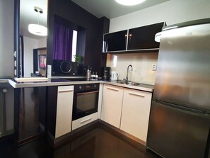 Kjøleskap, mikrobølgeovn, ovn og kokeplater