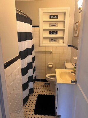 Combined shower/bathtub, towels, soap, shampoo