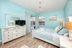 4 slaapkamers, een bureau, een strijkplank/strijkijzer, reisbedje