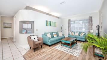 Een smart-tv en een open haard