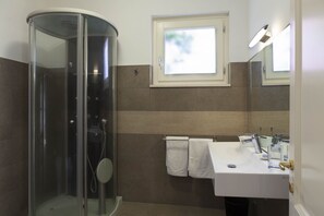 Dusche, Haartrockner, Bidet, Handtücher
