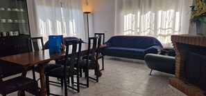 Televisión y chimenea 