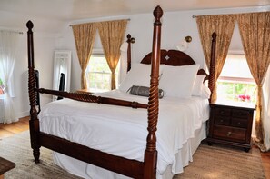 3 عدّة غرف نوم وخزنة داخل الغرفة ومكتب ومكواة/لوح كي