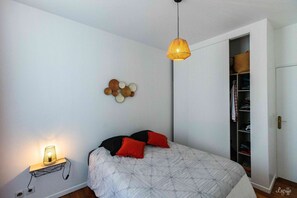 2 bedrooms, desk, iron/ironing board, WiFi