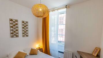 2 bedrooms, desk, iron/ironing board, WiFi