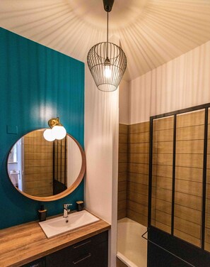 Badewanne, kostenlose Toilettenartikel, Haartrockner, Handtücher