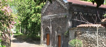 San Leonardo De Siete Fuentes: Das Dorf liegt etwa 30 km vom Meer ( Bosa , Alabe , St. Catherine , Is Arenas , etc.) Im Dorf gibt es Restaurants , Pizzerias, Reiten , Tennisplätze und Naturparks. Es li