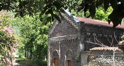 Welcoming house in the center of the medieval village, just 30 km from the sea.