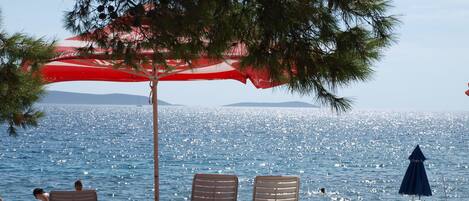 Una spiaggia nelle vicinanze