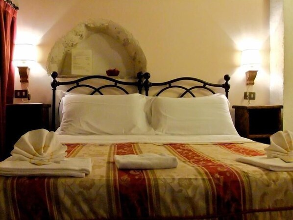 1 bedroom, bed sheets