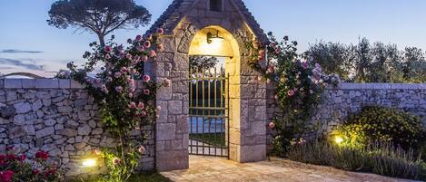 المنطقة المحيطة بالمنشأة