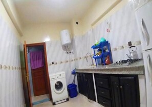 Kühlschrank, Ofen, Herdplatte, Kochgeschirr/Geschirr/Besteck