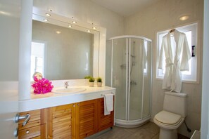 Bañera, secador de pelo, toallas