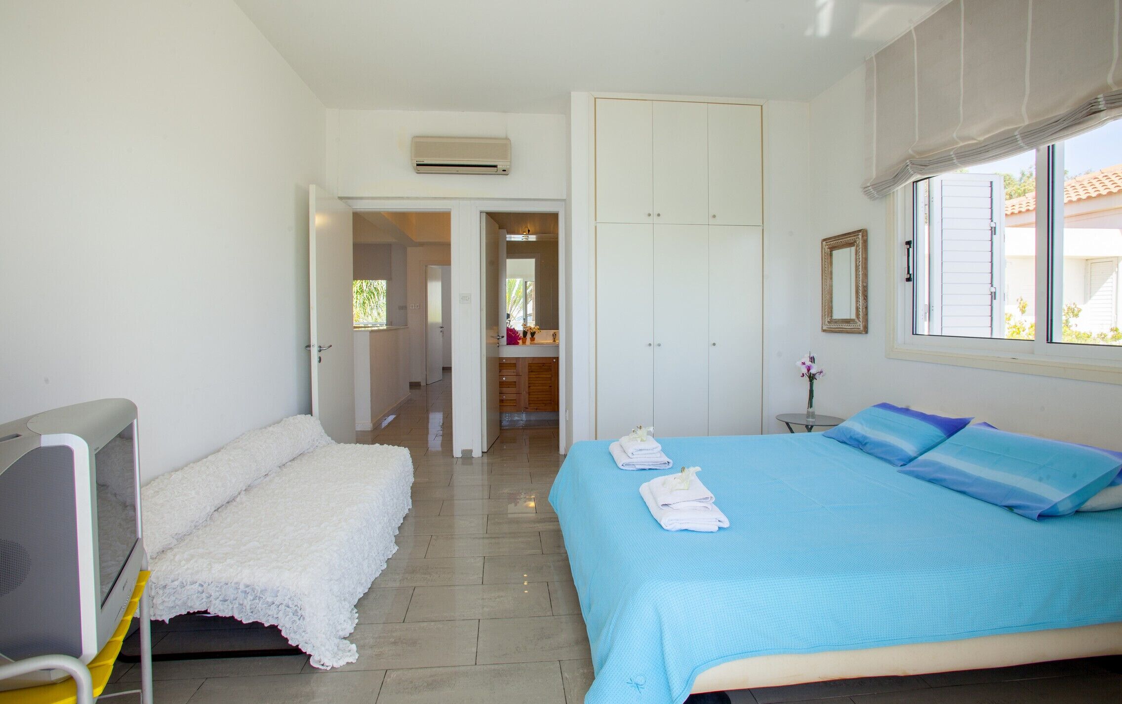 5 bedrooms, in-room safe, iron/ironing board, free WiFi
