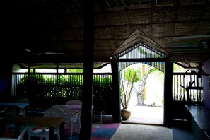 Outdoor dining - The Home Maldives (Your paradise begins) (Dhiffushi)