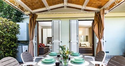 Un bonito y amueblado apartamento cerca del casco antiguo con parking y wifi.