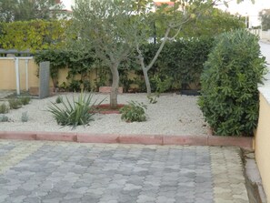 Property grounds - thought for relaxation, for enjoyment (Vir)