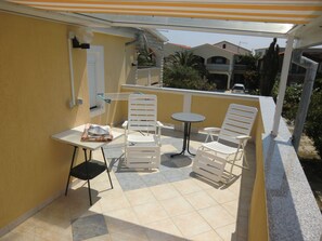 Outdoor dining - thought for relaxation, for enjoyment (Vir)