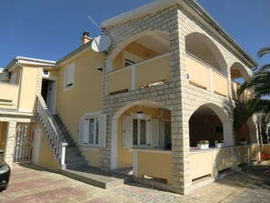 Exterior - thought for relaxation, for enjoyment (Vir)