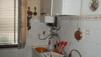 Réfrigérateur, four, cafetiÚre/bouilloire