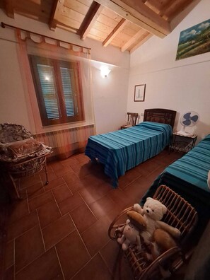 4 bedrooms, desk, iron/ironing board, free WiFi