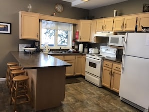 Réfrigérateur, four à micro-ondes, un four, surface de cuisson