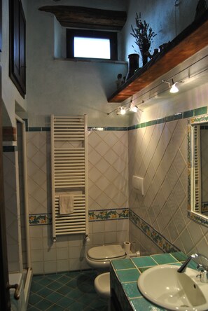 Ensemble baignoire-douche, baignoire à remous, séchoir à cheveux, bidet