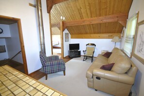 1 bedroom - Lake Michigan cottage, located halfway between Traverse City and Charlevoix (kewadin)