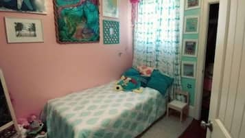 2 bedrooms, iron/ironing board, internet, bed sheets