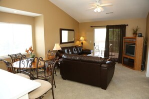 TV, DVD player - Top Floor Eagles Nest Condo with Pool and Hot Tub and Lake Views close to Silver (Branson)