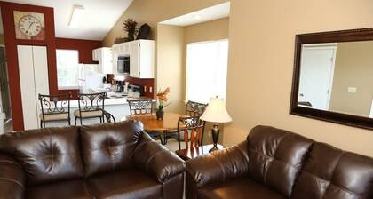 Top Floor Eagles Nest Condo with Pool and Hot Tub and Lake Views close to Silver