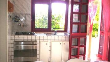 Frigorifero, forno, piano cottura, macchina per tè/caffè