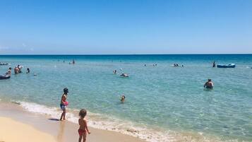 Una spiaggia nelle vicinanze