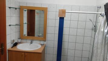 Douche, sĂšche-cheveux, bidet, serviettes fournies