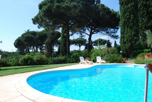 Appartement dans une ferme pour les familles avec piscine.