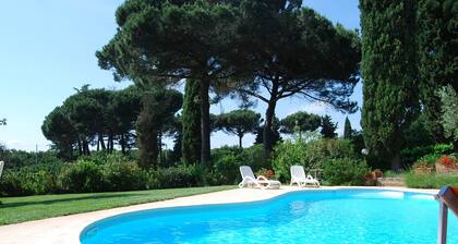 Appartement dans une ferme pour les familles avec piscine.