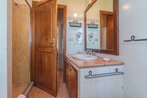 Shower, hair dryer, bidet, towels - Apartment in a farmhouse for families with swimming pool. (Capranica Viterbo)