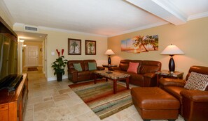 スマートテレビ、DVD プレーヤー、書庫、書斎 / ワークスペース