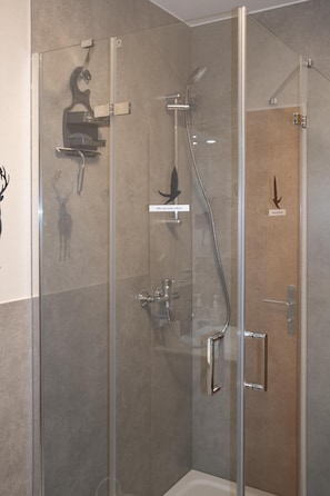 Douche, sĂšche-cheveux, serviettes fournies, savon