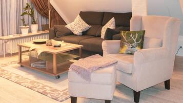 Fernseher, DVD-Player, Bücher, Musikbibliothek