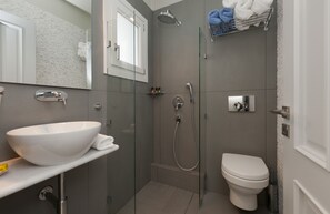 Haartrockner, Handtücher, Shampoo