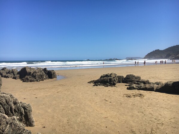 Una spiaggia nelle vicinanze