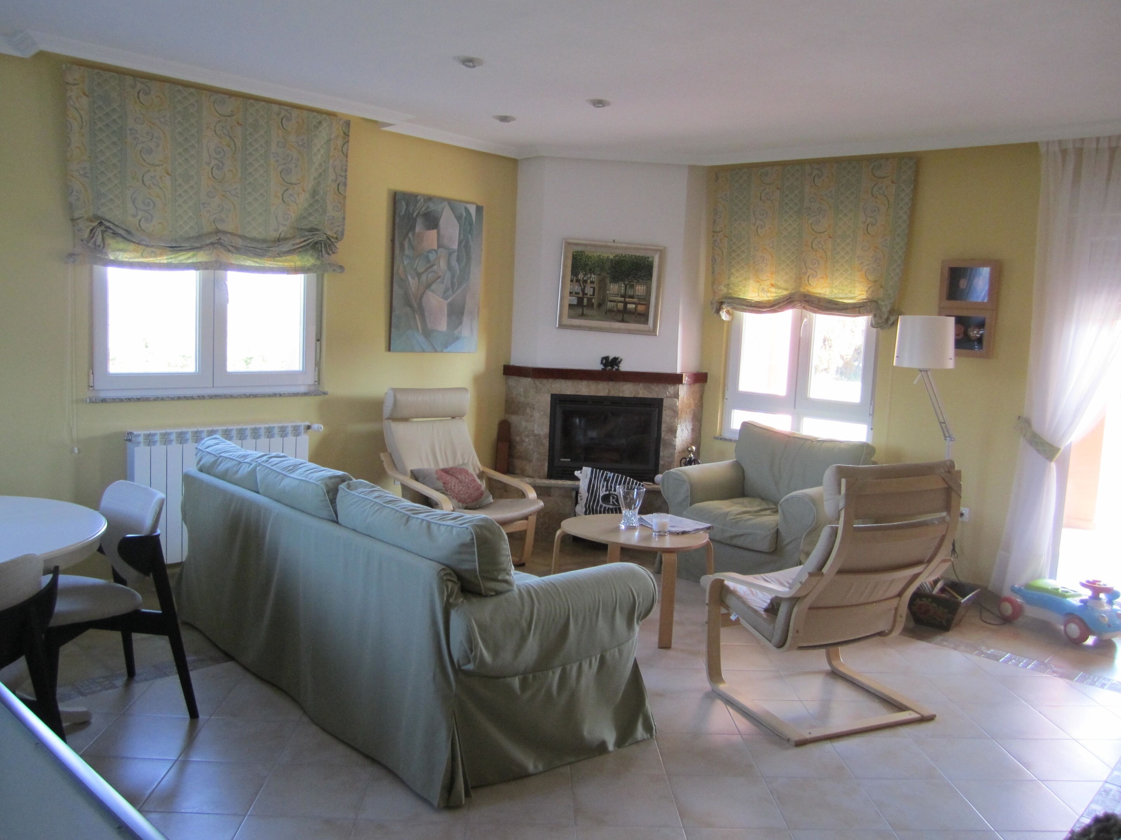 Fernseher, Kamin, DVD-Player, Bücher